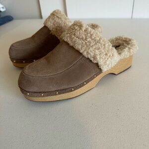 Women’s 8.5 Kensie Joselynn Tan Gray‎ Suede Faux Fur Wooden Clog Mule